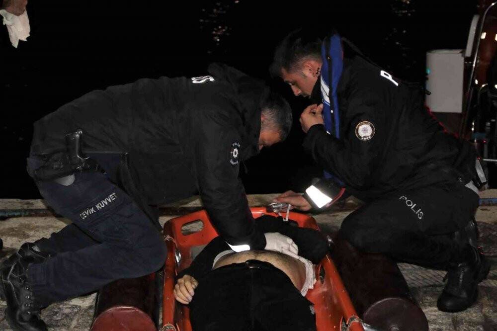 Denizde hareketsiz bulunan genci polislerin hayatta tutma mücadelesi