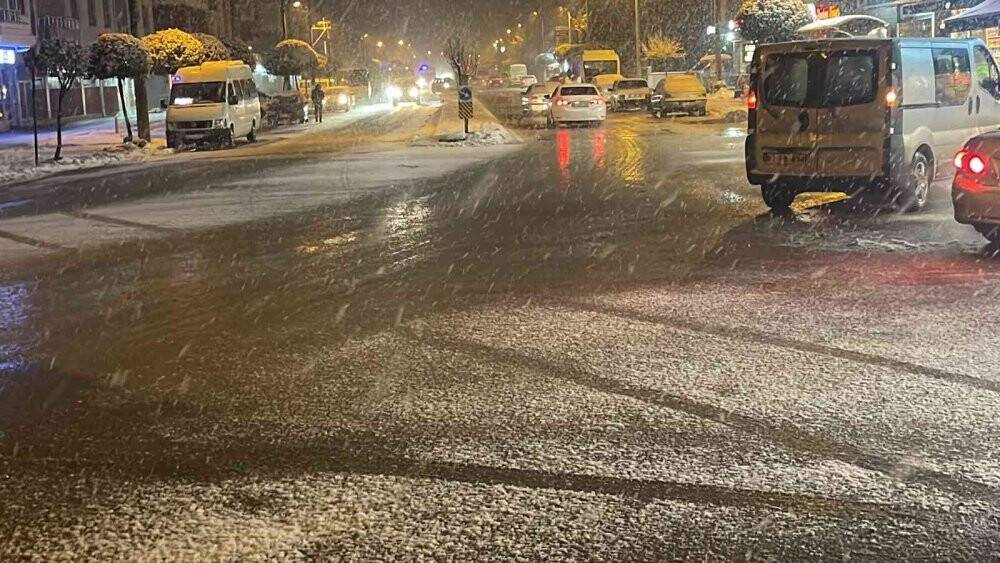 Düzce’de kar yağışı devam ediyor