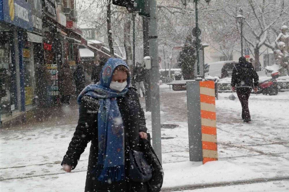 Eskişehir’de kar yağışı etkisini arttırdı