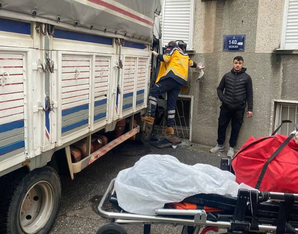Freni patlayan kamyonet eve çarparak durabildi: 3 yaralı