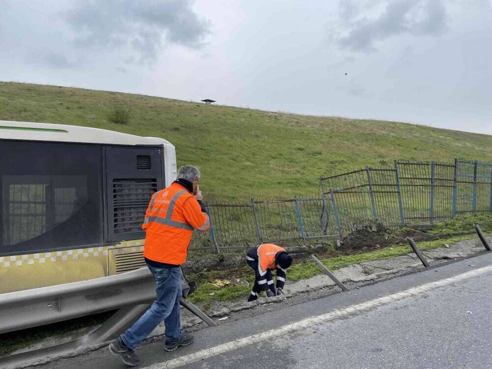 İETT otobüsü kaza yaptı, yolcular kırık camdan çıkarıldı