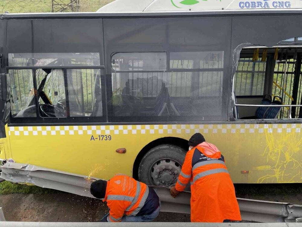 İETT otobüsü kaza yaptı, yolcular kırık camdan çıkarıldı