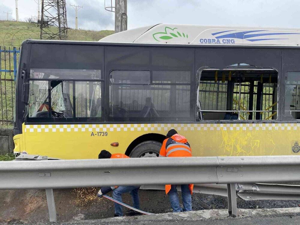 İETT otobüsü kaza yaptı, yolcular kırık camdan çıkarıldı