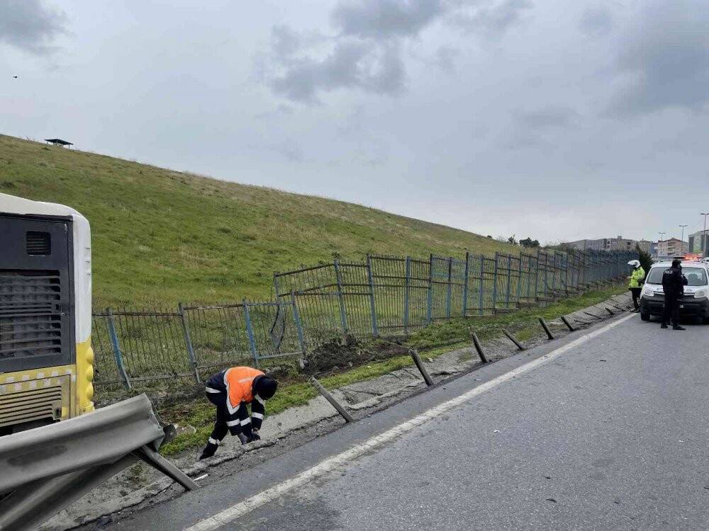 İETT otobüsü kaza yaptı, yolcular kırık camdan çıkarıldı