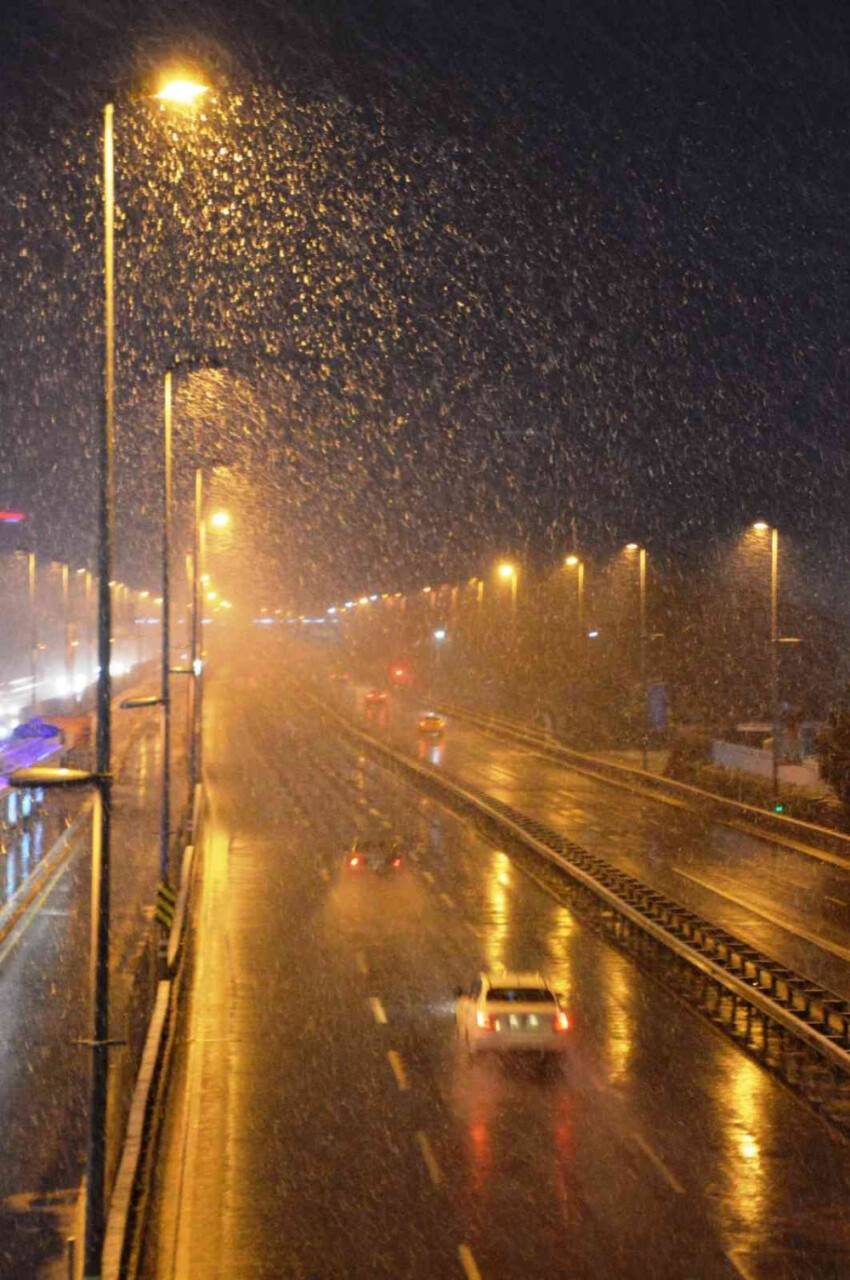 İstanbul’da gece saatlerinde kar yağışı aralıklarla devam etti
