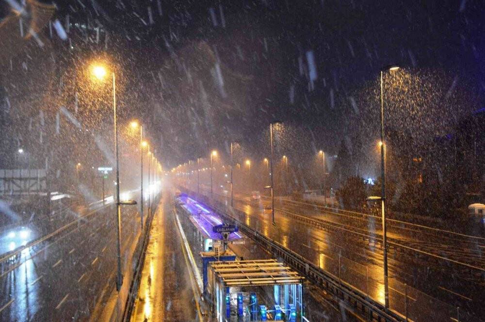 İstanbul’da gece saatlerinde kar yağışı aralıklarla devam etti