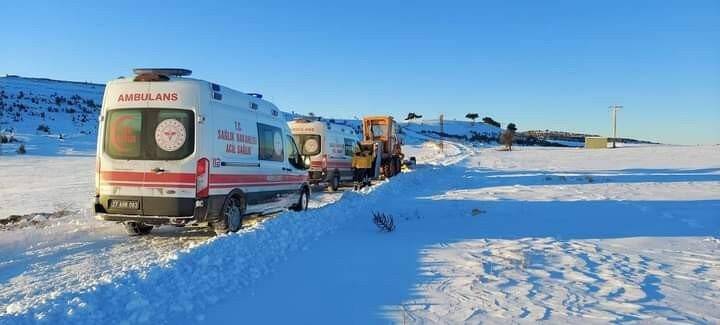 Kara saplanan ambulansı karla mücadele ekipleri kurtardı