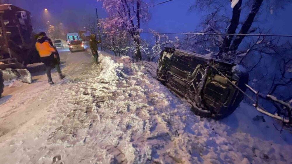 Karda devrilen otomobili halatlarla ağca bağladılar: 1 yaralı