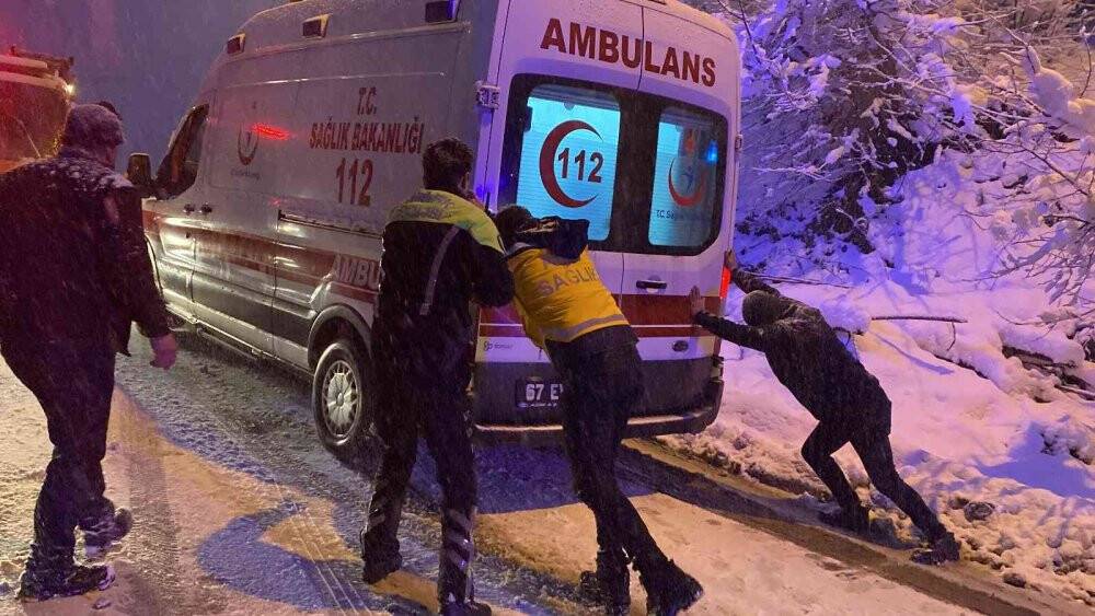 Karda devrilen otomobili halatlarla ağca bağladılar: 1 yaralı