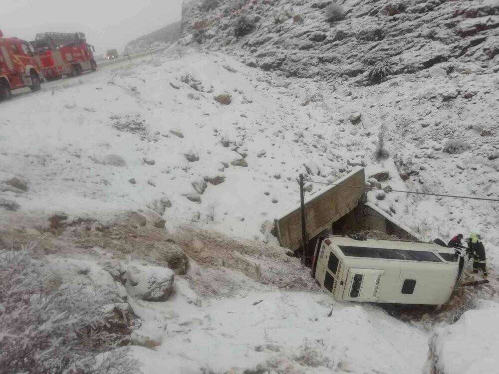 Karda yoldan çıkan yolcu minibüsü şarampole yuvarlandı: 2 yaralı