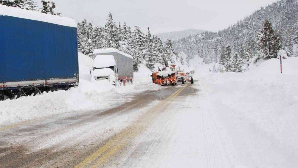 Konya-Antalya karayolunda ulaşım güçlükle sağlanıyor