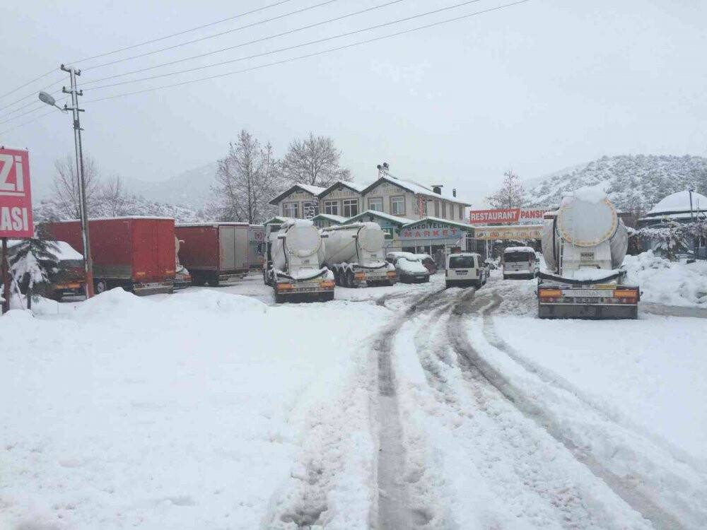 Konya-Antalya karayolunda ulaşım güçlükle sağlanıyor
