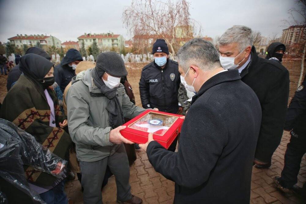 Konya'da kalp krizi geçirerek hayatını kaybeden polis memuru son yolculuğuna uğurlandı