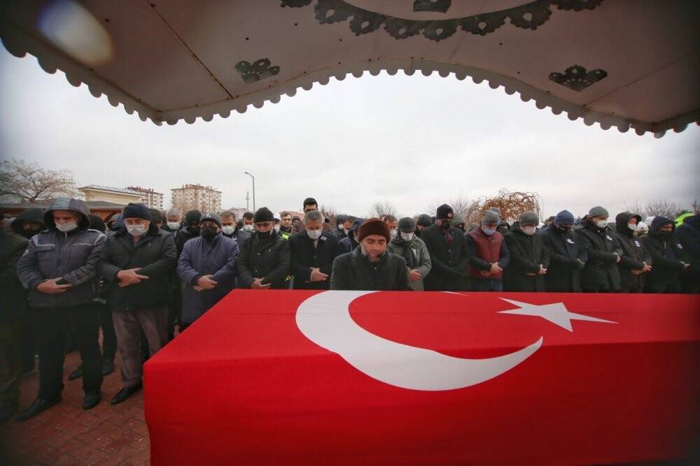 Konya'da kalp krizi geçirerek hayatını kaybeden polis memuru son yolculuğuna uğurlandı