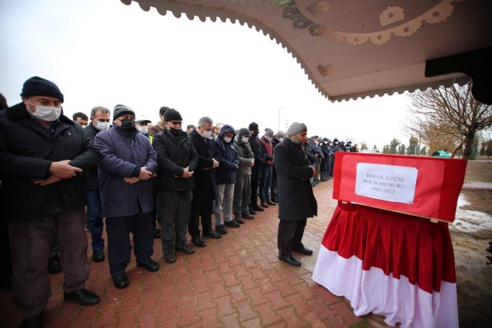 Konya'da kalp krizi geçirerek hayatını kaybeden polis memuru son yolculuğuna uğurlandı