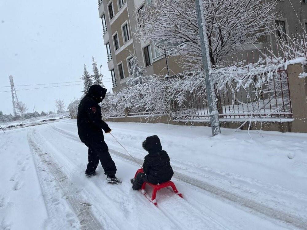 Oğlunu market ve berbere kızakla çekerek götürdü