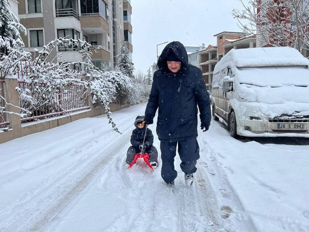 Oğlunu market ve berbere kızakla çekerek götürdü