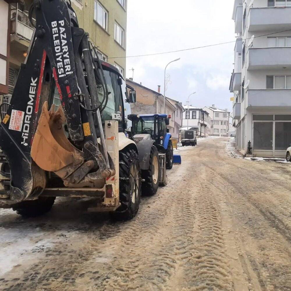 Pazaryeri’nde halk pazarında kar temizleme çalışması yapıldı