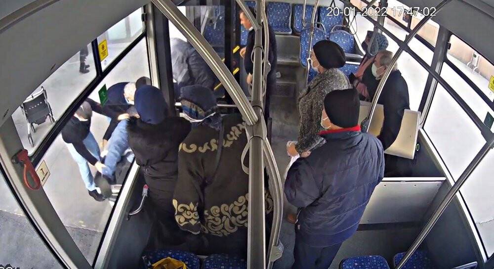 Rahatsızlanan yolcuyu hastaneye yetiştiren şoför o anları anlattı