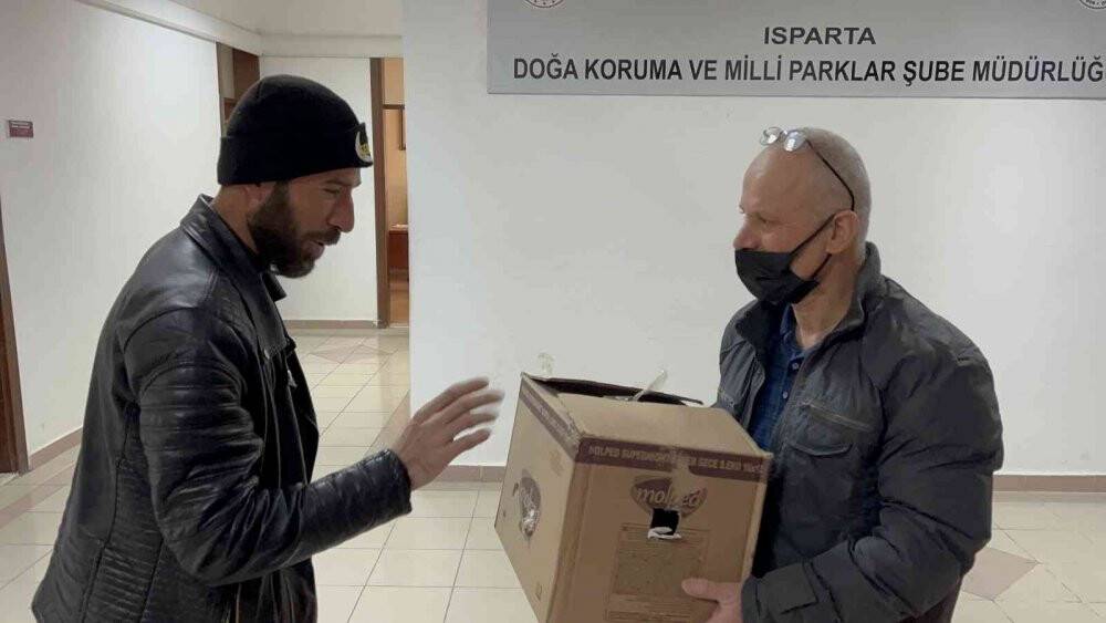 Soğuktan donmak üzere olan büyük ak balıkçılı kurtarıldı