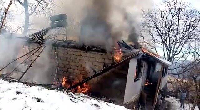 Taşova’da ahşap ev alev alev yandı