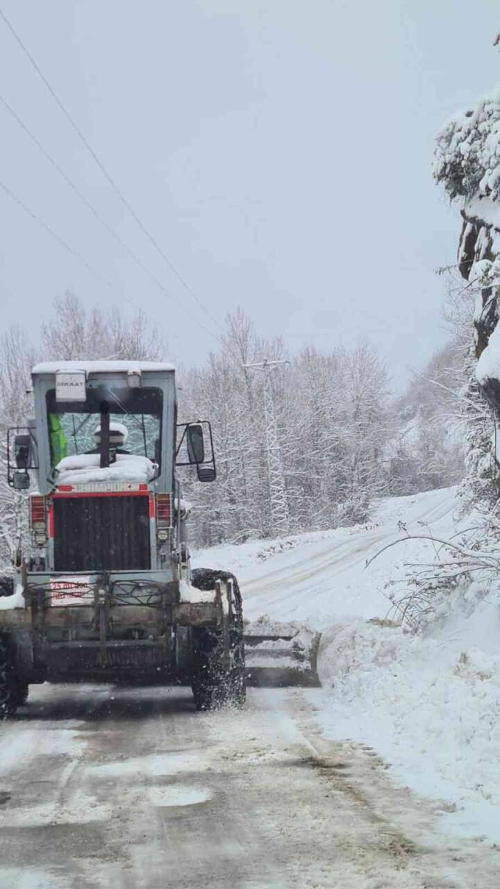 Türkeli Orman İşletme, köy yollarına ve doğaya destek ulaştırdı