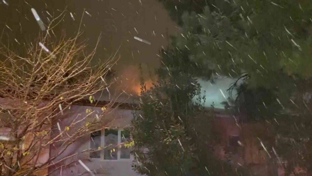 Üsküdar’da 2 kişi ısınmak için girdikleri evin çatısını yaktı
