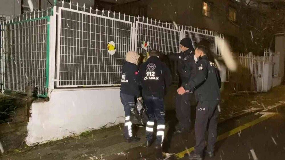 Üsküdar’da 2 kişi ısınmak için girdikleri evin çatısını yaktı