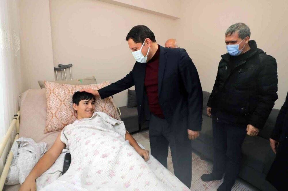 Vali Masatlı’dan ayağı kesilen futbolcu Eren’e moral ziyareti