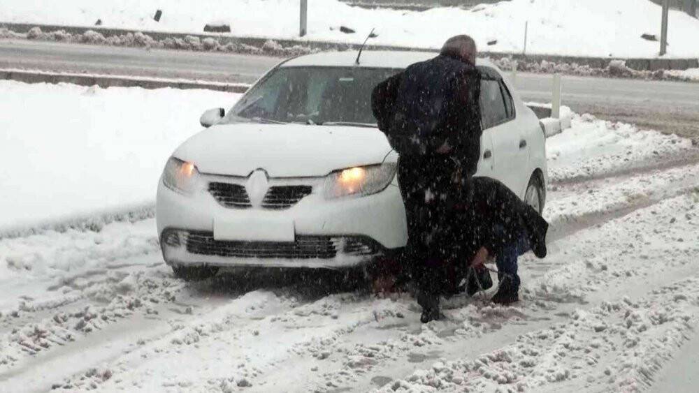 Yozgat’ta kar ulaşımı aksattı, çok sayıda tır ver araç yolda kaldı