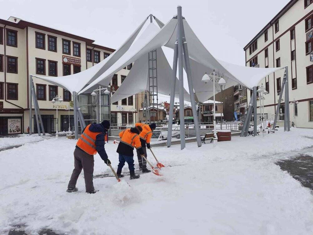 Akşehir Belediyesinde kar mesaisi sürüyor