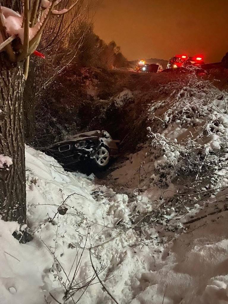 Buzlanma nedeniyle dere yatağına uçan otomobilde can pazarı: 1 ölü, 3 yaralı