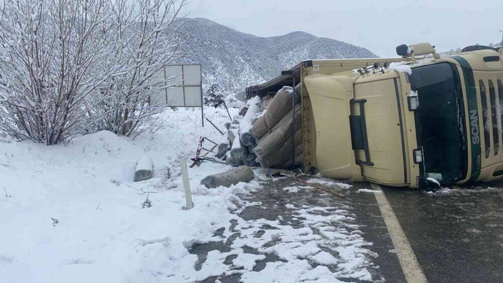 D100’de gümrük malı yüklü tır devrildi: 1 yaralı