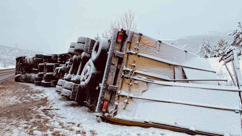 D100’de gümrük malı yüklü tır devrildi: 1 yaralı