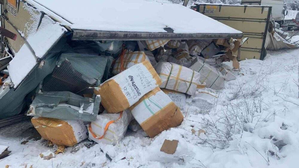 D100’de gümrük malı yüklü tır devrildi: 1 yaralı