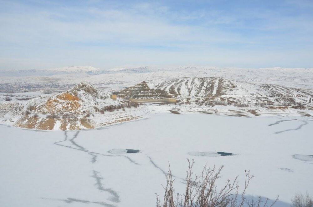 Eksi 30 dereceyi gören baraj gölü dondu