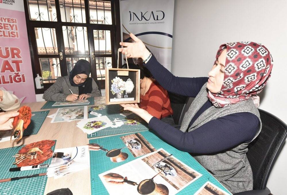 Karatay Kent Konseyi Kadın Meclisi’nden rölyef kursu
