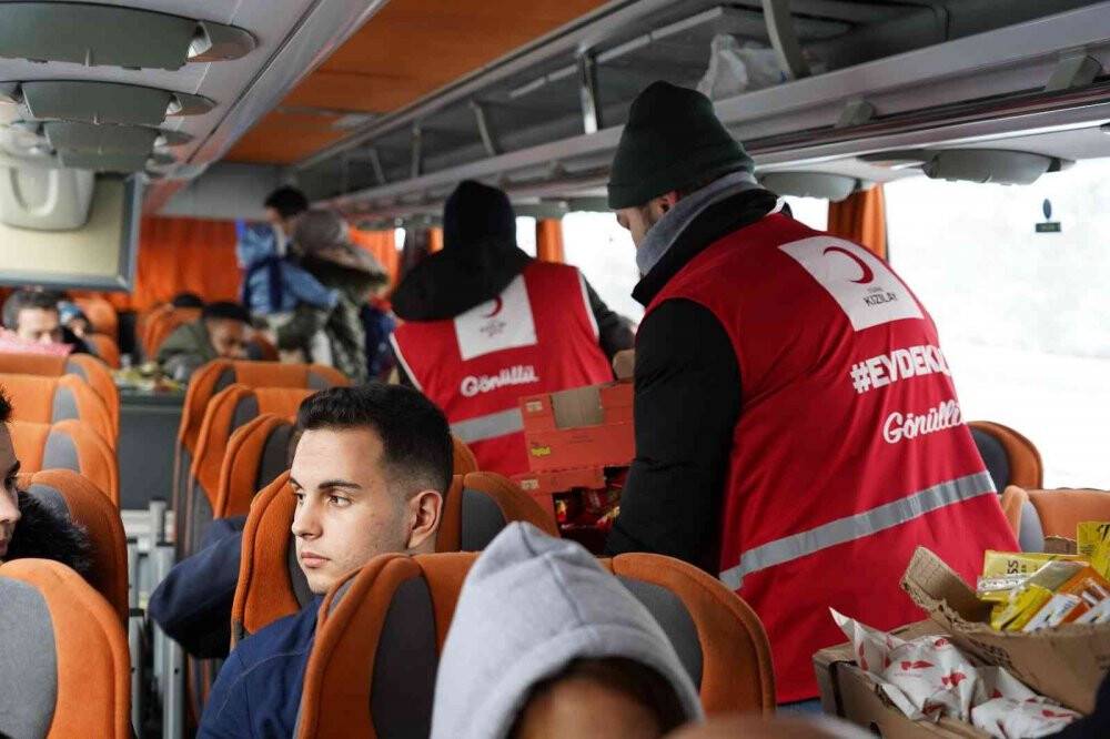 Kızılay ekipleri yollarda mahsur kalan mağdurların yardımına koşuyor