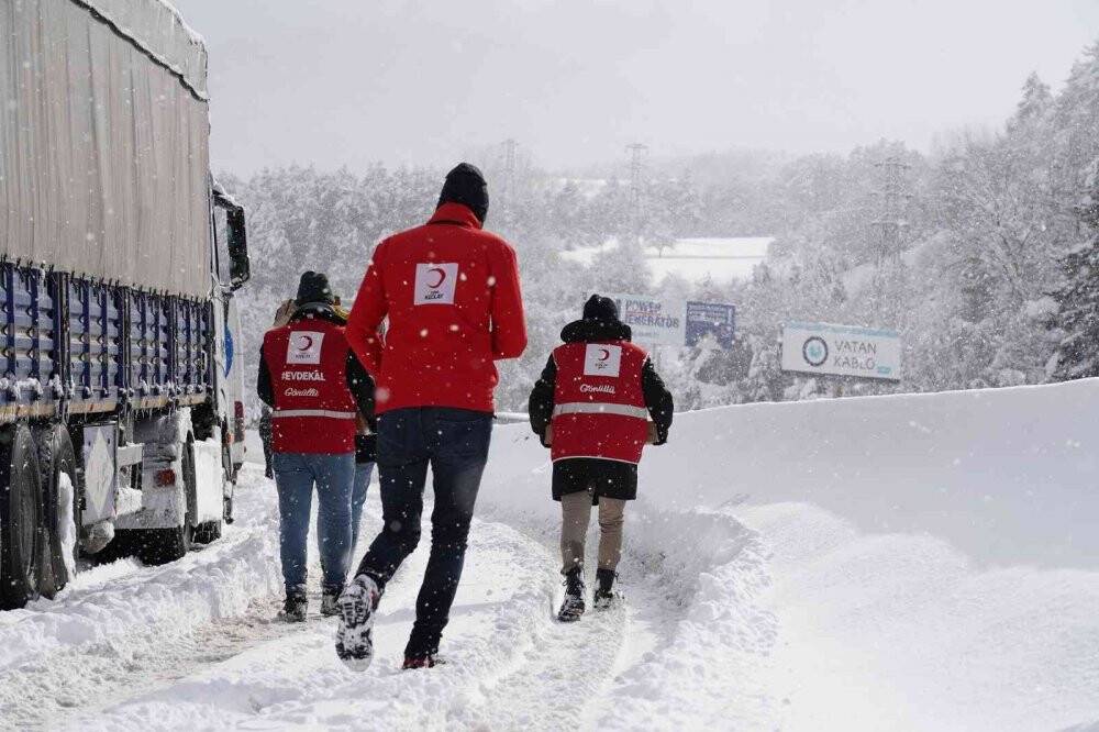Kızılay ekipleri yollarda mahsur kalan mağdurların yardımına koşuyor
