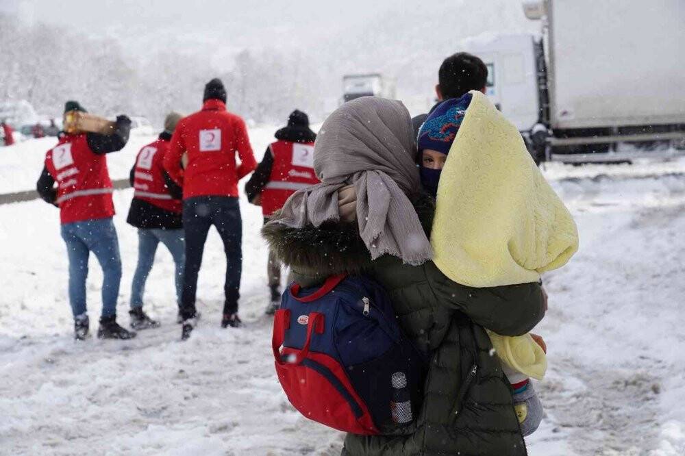 Kızılay ekipleri yollarda mahsur kalan mağdurların yardımına koşuyor