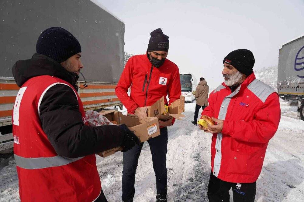 Kızılay ekipleri yollarda mahsur kalan mağdurların yardımına koşuyor