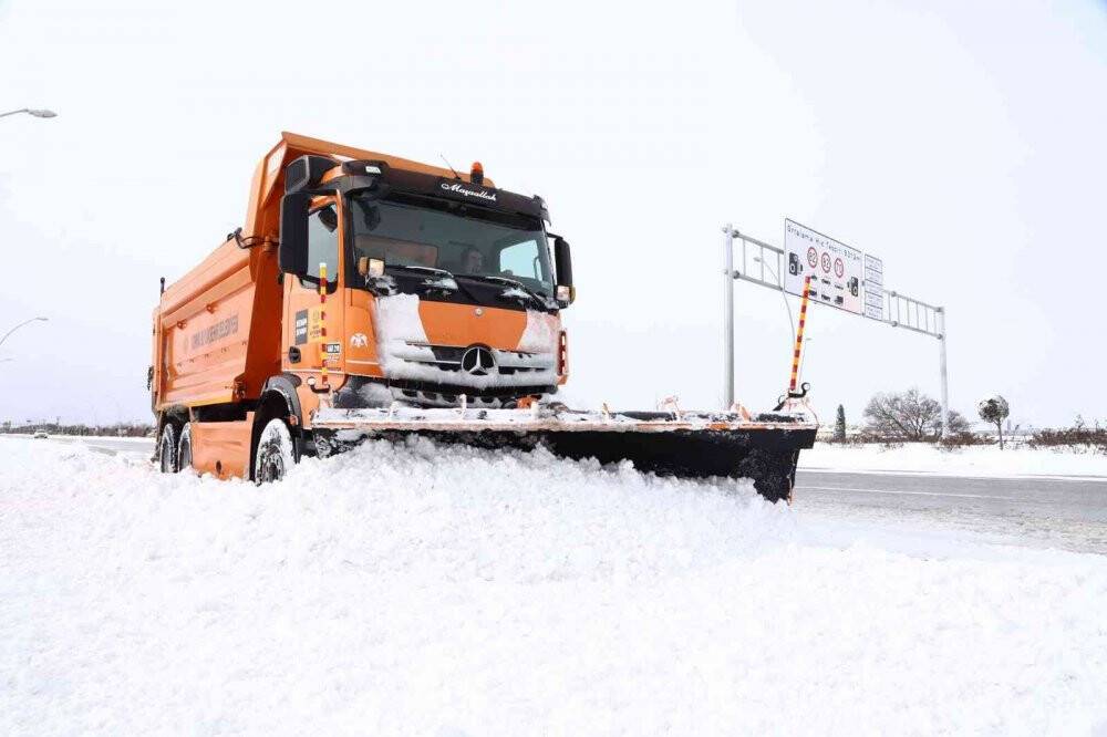 Konya Büyükşehir 31 ilçede yolları açık tutmak için yoğun mesai harcıyor