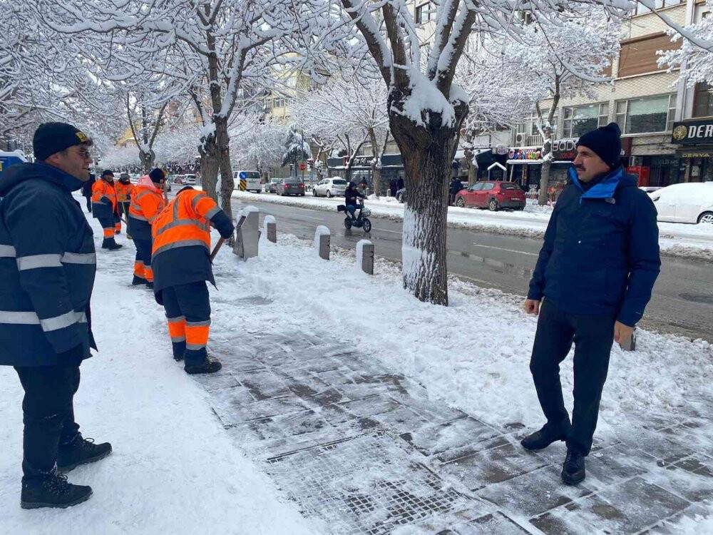 Konya Büyükşehir 31 ilçede yolları açık tutmak için yoğun mesai harcıyor