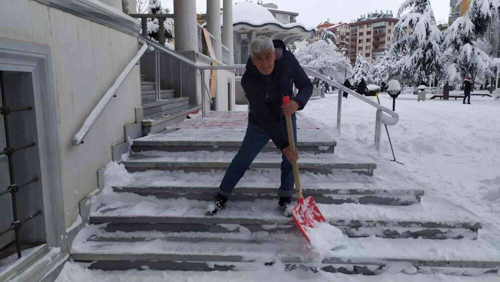 Konya yağan karla beyaza büründü