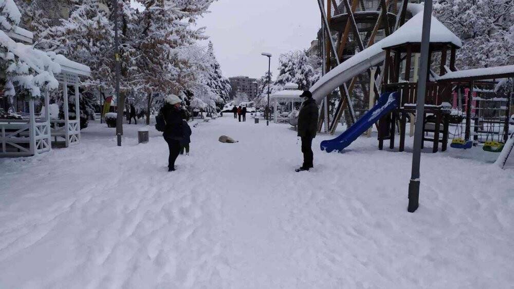 Konya yağan karla beyaza büründü