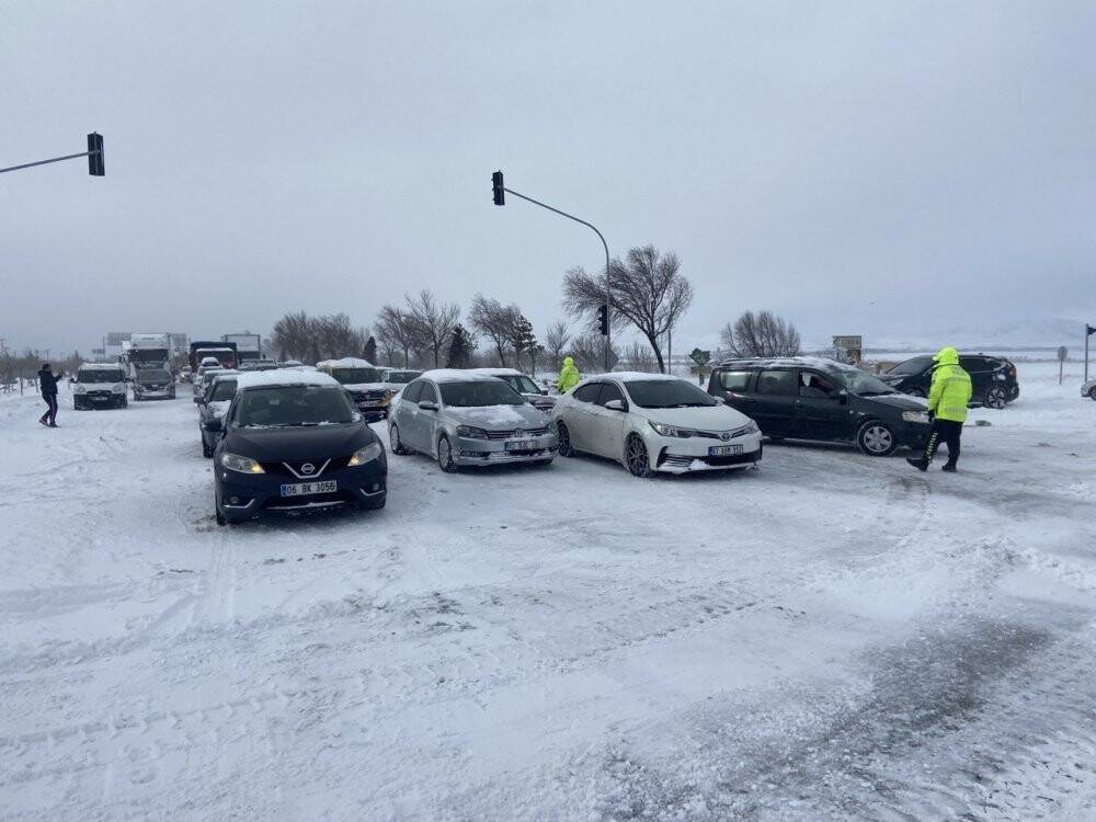 Konya’da kar ve tipi ulaşımı olumsuz etkiledi