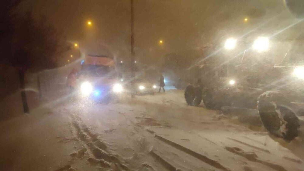 Konya’da yoğun kar ve tipi nedeniyle karayolları ulaşıma kapatıldı