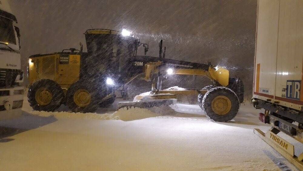 Konya’da yoğun kar ve tipi nedeniyle karayolları ulaşıma kapatıldı