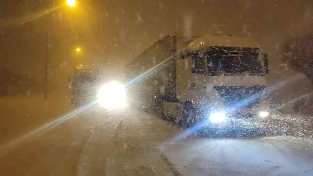 Konya’da yoğun kar ve tipi nedeniyle karayolları ulaşıma kapatıldı