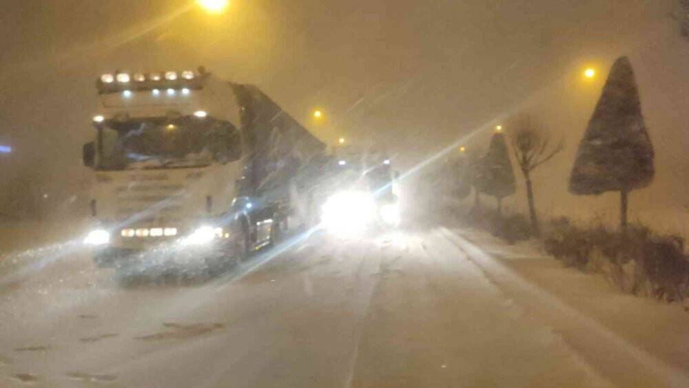 Konya’da yoğun kar ve tipi nedeniyle karayolları ulaşıma kapatıldı